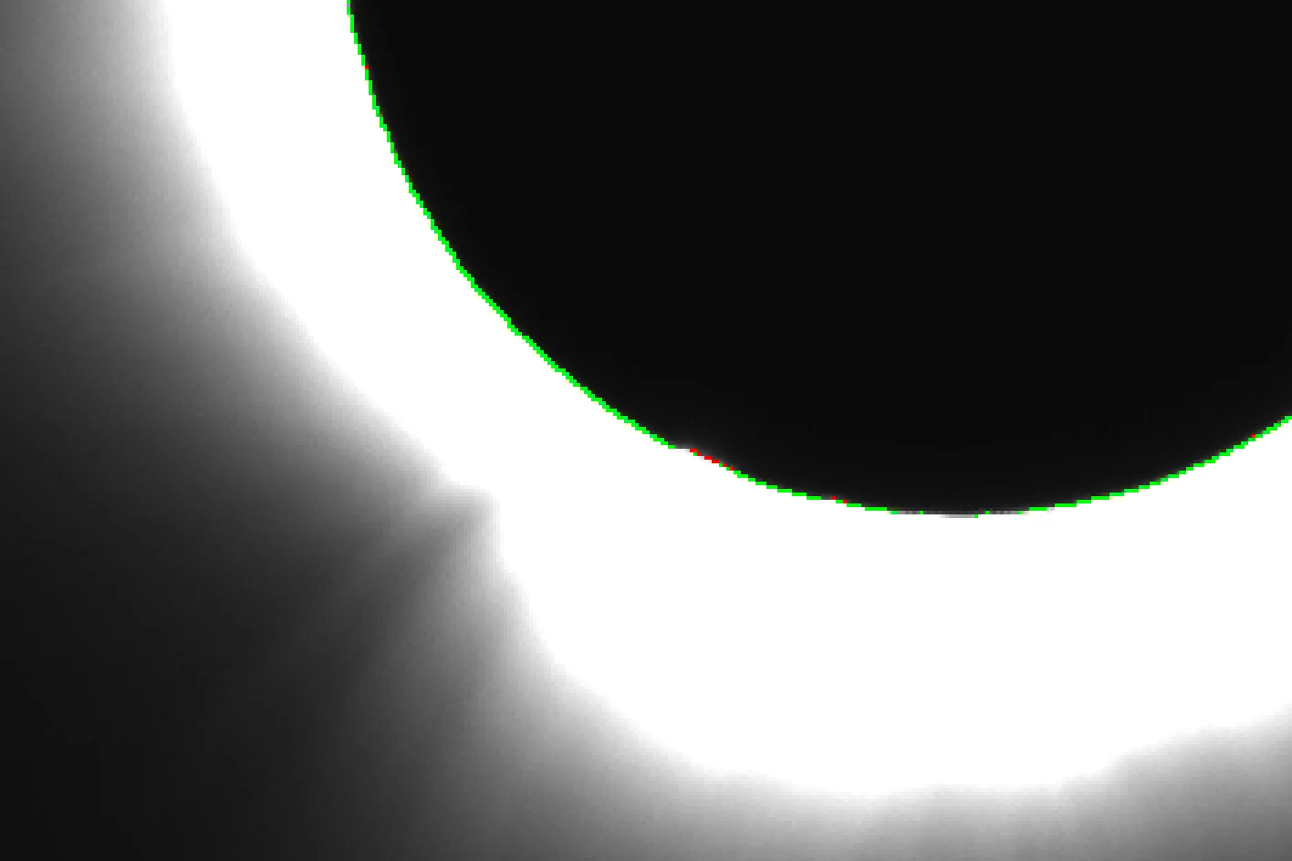 The moon's limb with the detected edge points